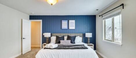 Tabla de planchar con plancha, wifi, ropa de cama