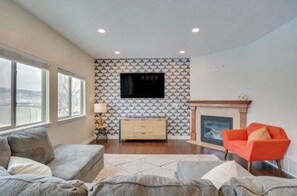 Living area - Cozy Home in Saratoga Springs (Saratoga Springs)