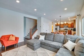 Living area - Cozy Home in Saratoga Springs (Saratoga Springs)