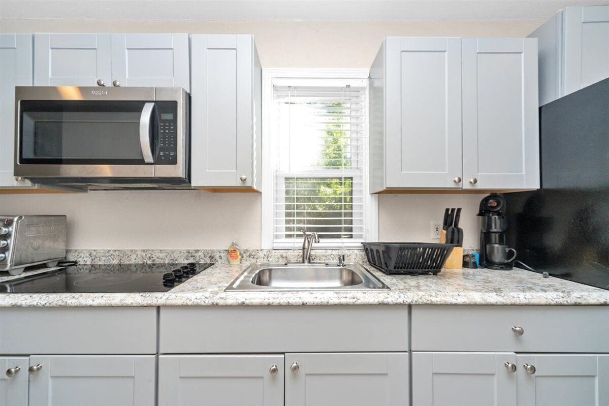Fridge, microwave, stovetop, coffee/tea maker