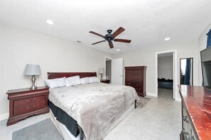 Silitysrauta/-lauta, Wi-Fi, vuodevaatteet