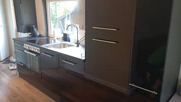 Geladeira, fogão, cafeteira/chaleira