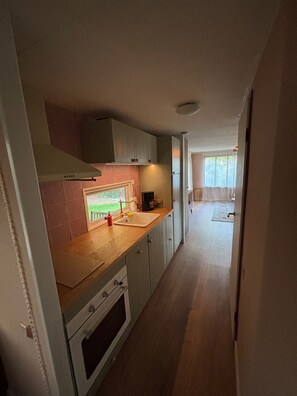 ثلاجة، فرن، غسالة أطباق، ماكينة لصنع القهوة/الشاي