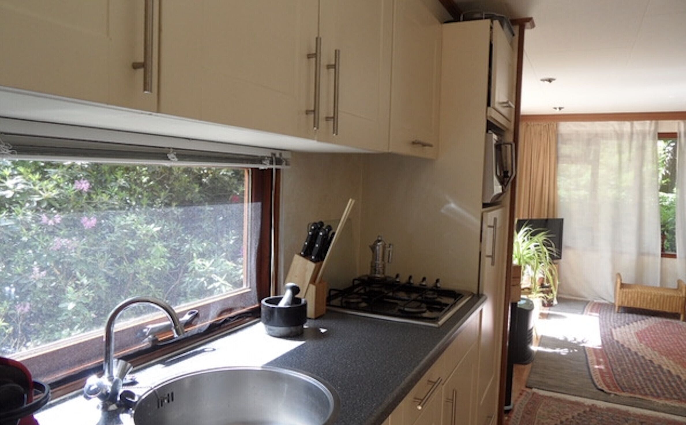 Refrigerador, microondas, horno y cafetera y tetera 