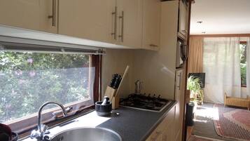 Jääkaappi, mikroaaltouuni, uuni, kahvin-/teenkeitin