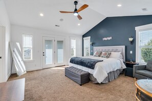 6 habitaciones, tabla de planchar con plancha y cuna de viaje 