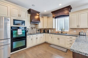 ميكروويف، فرن، موقد طهي مسطح، غسالة أطباق