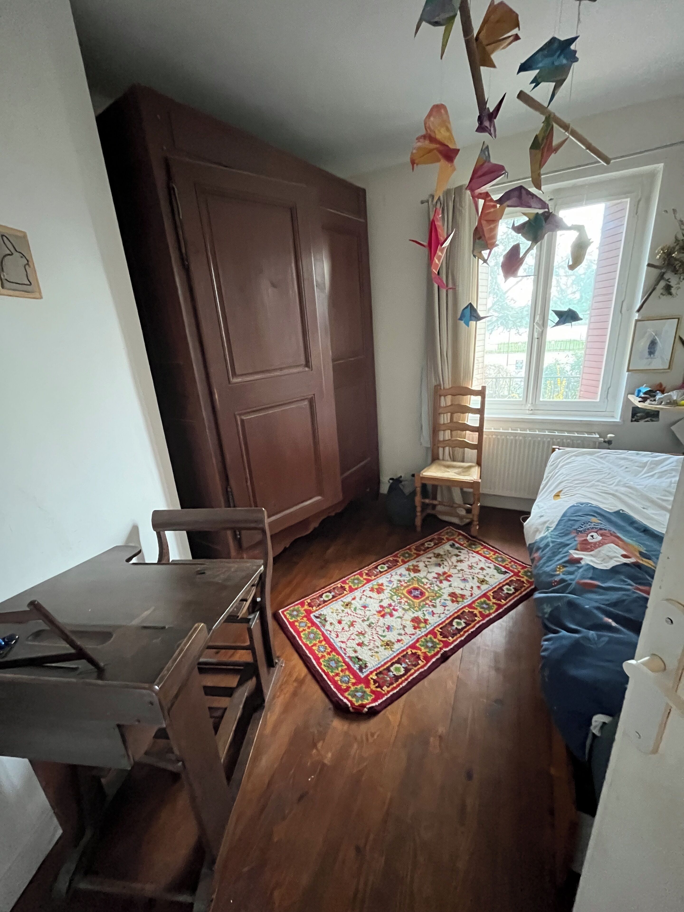 4 habitaciones, escritorio y tabla de planchar con plancha 