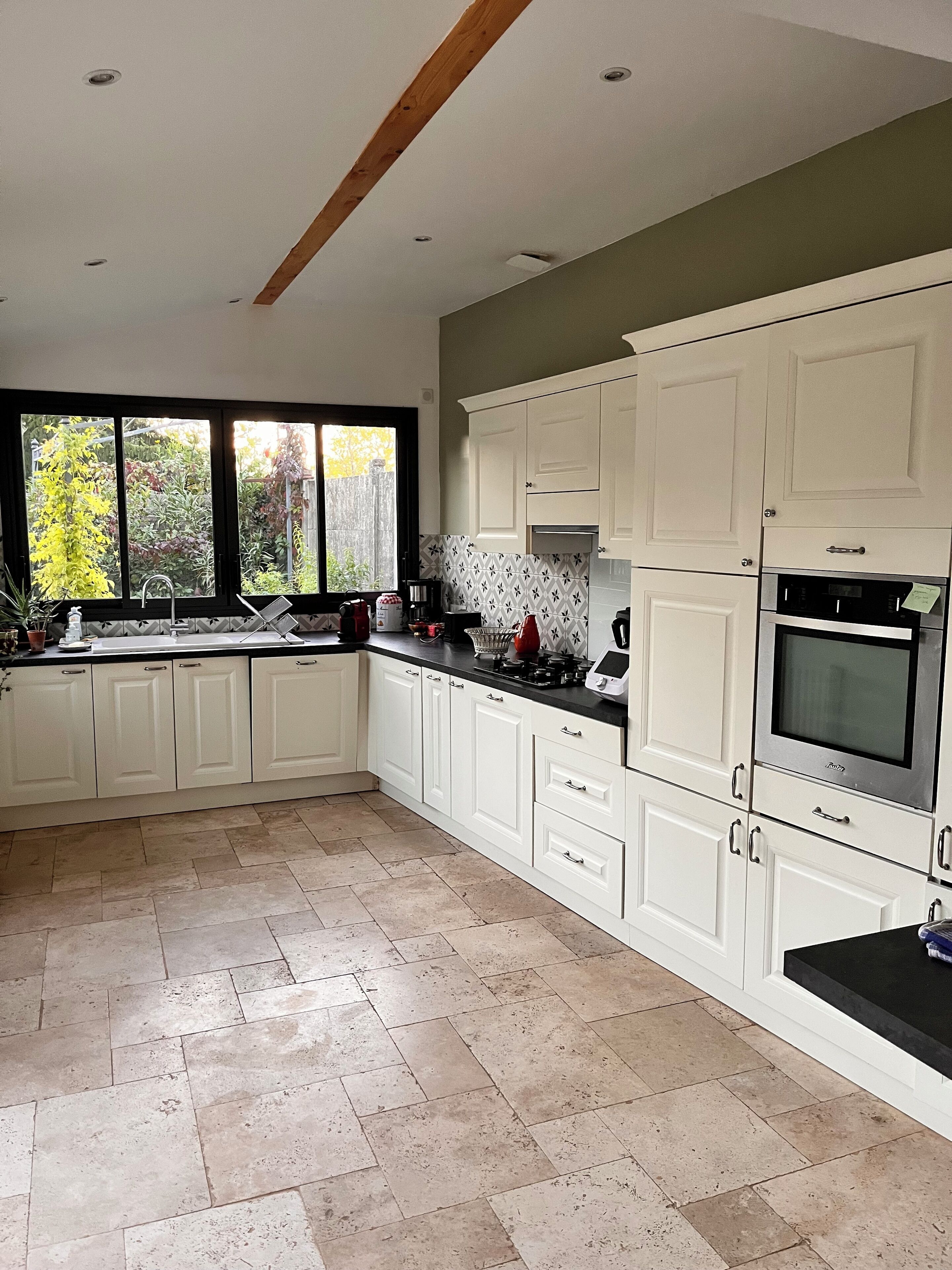 Frigorífico, horno, placa de cocina y lavavajillas