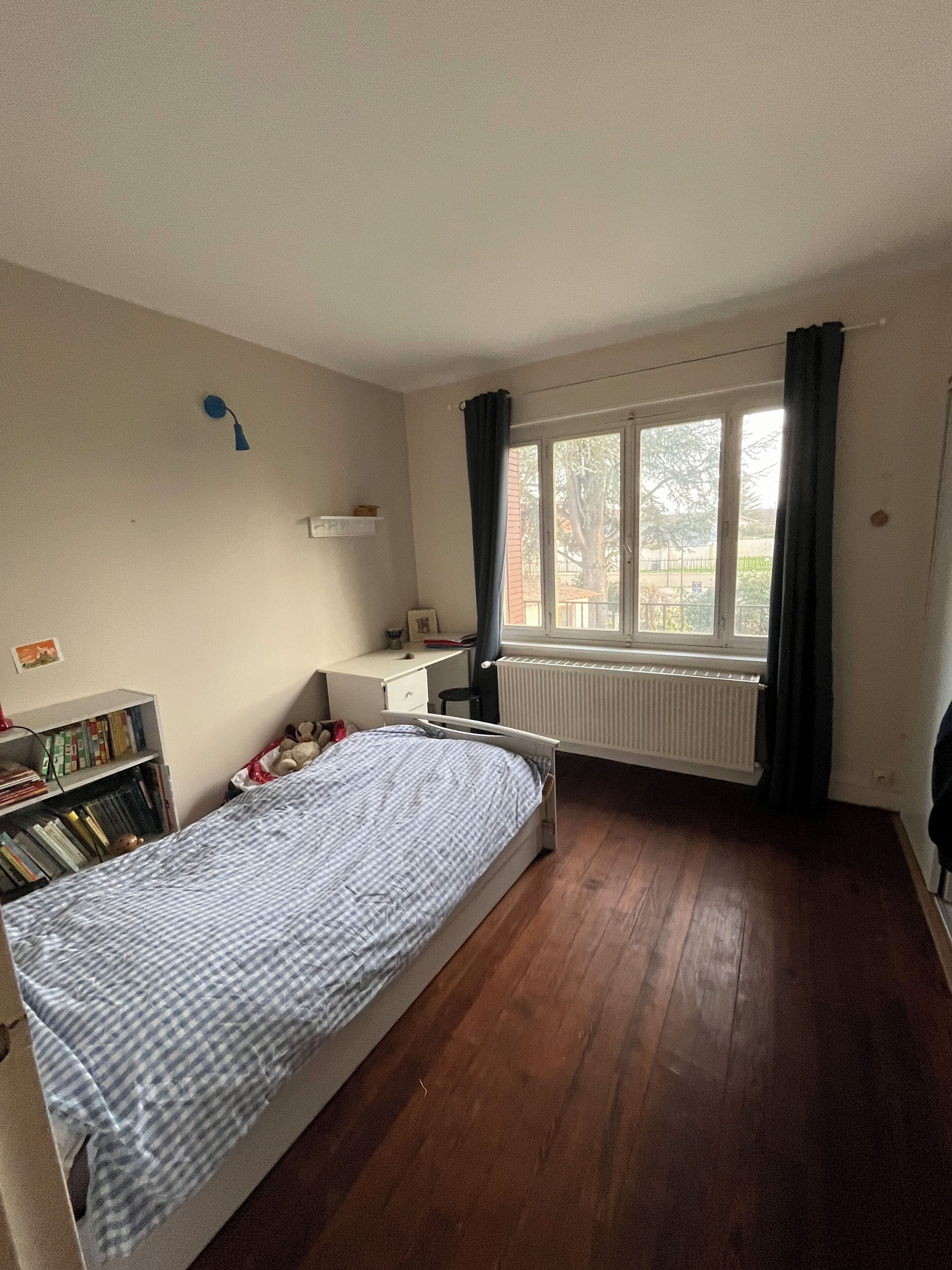 4 室のベッドルーム、デスク、アイロン / アイロン台、旅行用ベビーベッド