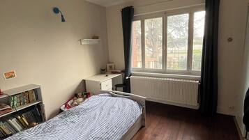 4 slaapkamers, een bureau, een strijkplank/strijkijzer, reisbedje