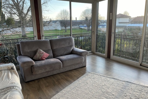 Televisión, chimenea, reproductor de DVD, libros