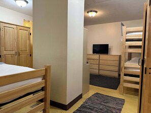 1 soverom, strykejern/-brett, wi-fi og sengetøy