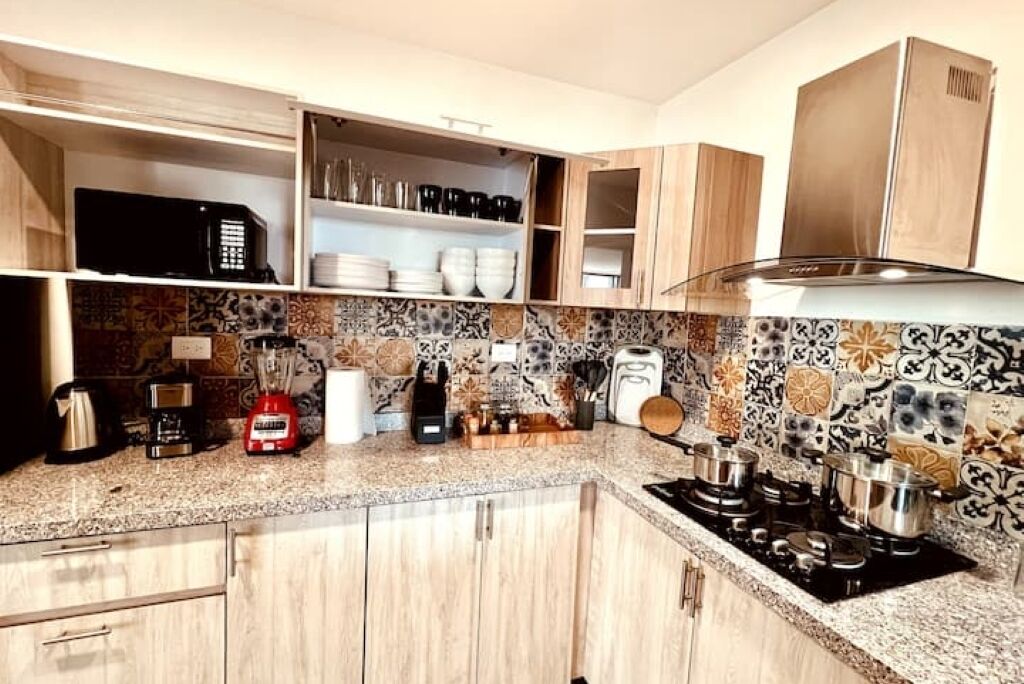 Kühlschrank, Mikrowelle, Herdplatte, Wasserkocher mit Kaffee-/Teezubehör