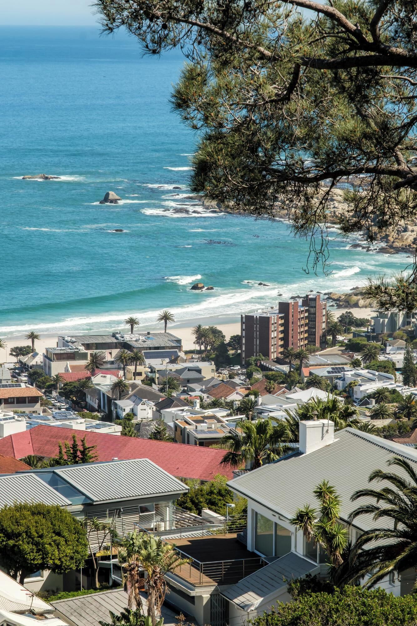 Une ville côtière avec des bâtiments, une plage et des affleurements rocheux.