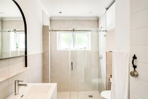 House | 2 bedrooms, desk, Internet