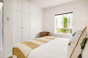 House | 2 bedrooms, desk, Internet - Chic 2bed in Camps Bay w Sea Views Bayview Rise (Cape Town)