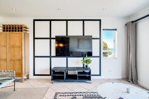 House | 2 bedrooms, desk, Internet - Chic 2bed in Camps Bay w Sea Views Bayview Rise (Cape Town)