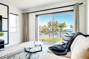 House | 2 bedrooms, desk, Internet