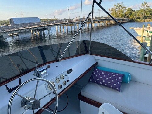 THE STARRY BANNER! Classic yacht docked in historic downtown Manteo Marina
