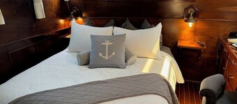 THE STARRY BANNER! Classic yacht docked in historic downtown Manteo Marina