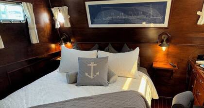 THE STARRY BANNER! Classic yacht docked in historic downtown Manteo Marina