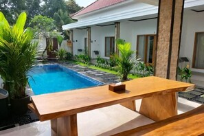 Outdoor pool - Alit Guest House (Bali)