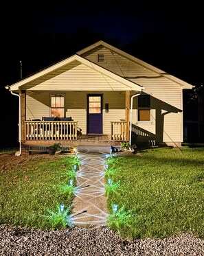 Exterior - Cozy, pet friendly house minutes from New River Gorge NP with large backyard (Oak Hill)