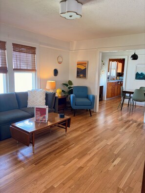 Smart-tv, dvd-spelare, böcker och ett musikbibliotek