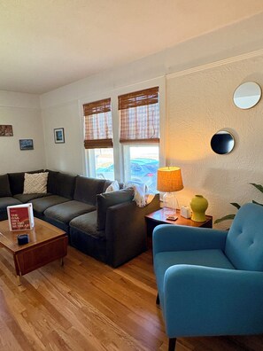 Smart-TV, DVD-Player, Bücher, Musikbibliothek