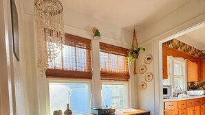 Eine Küche mit Holzausstattung, einem Heizkörper und einem Fenster mit Jalousien.