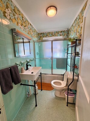 Eco-friendly toiletries, hair dryer, towels, soap - Cozy, pet friendly house minutes from New River Gorge NP with large backyard (Oak Hill)