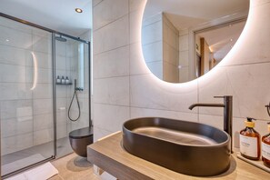 Een douche, een haardroger, handdoeken, zeep