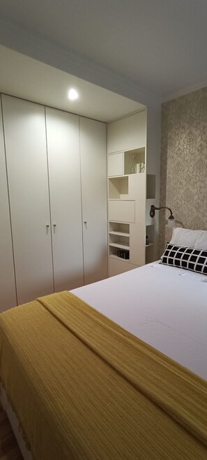 1 soverom, skrivebord, strykejern/-brett og wi-fi (inkludert)