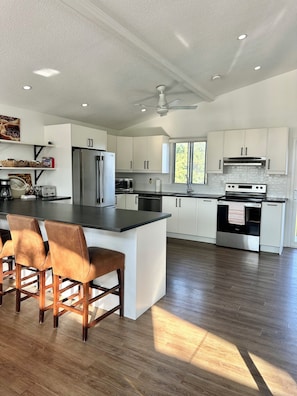 Mikrobølgeovn, ovn, kokeplater og oppvaskmaskin