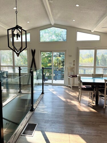 Large Cozy Chalet with Slope Views & Hot Tub