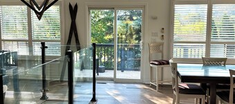 Large Cozy Chalet with Slope Views & Hot Tub