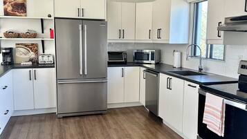 Micro-ondes, four, plaque de cuisson, lave-vaisselle