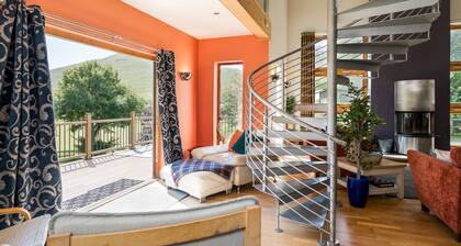 Gulabin House - a house that sleeps 12 guests in 5 bedrooms