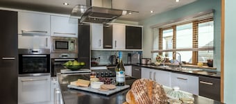 Gulabin House - a house that sleeps 12 guests in 5 bedrooms