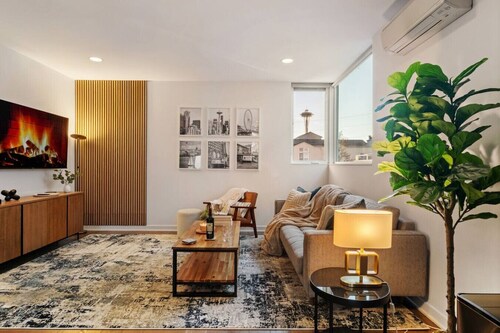 Seattle Luxury | Space Needle | Walkable | Parking