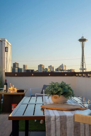 Outdoor dining - Seattle Luxury | Space Needle | Walkable | Parking (Seattle)