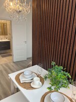 Cortinas blackout y tabla de planchar con plancha