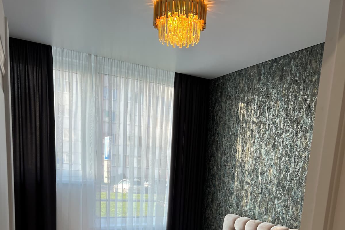 Deluxe appartement, uitzicht op tuin | Verduisterende gordijnen, een strijkplank/strijkijzer