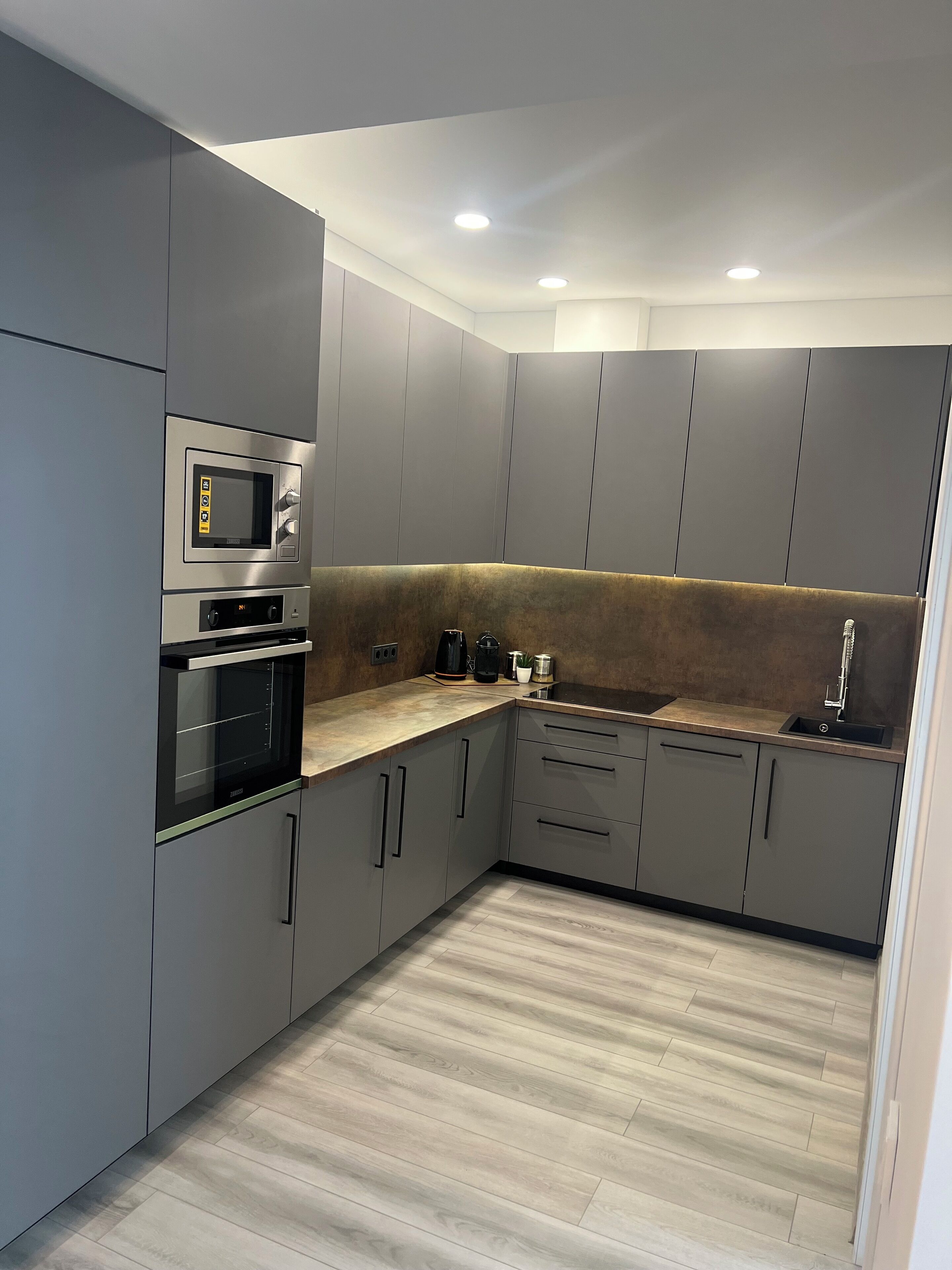 Familielejlighed - udsigt til have | Mørklægningsgardiner, strygejern/strygebræt