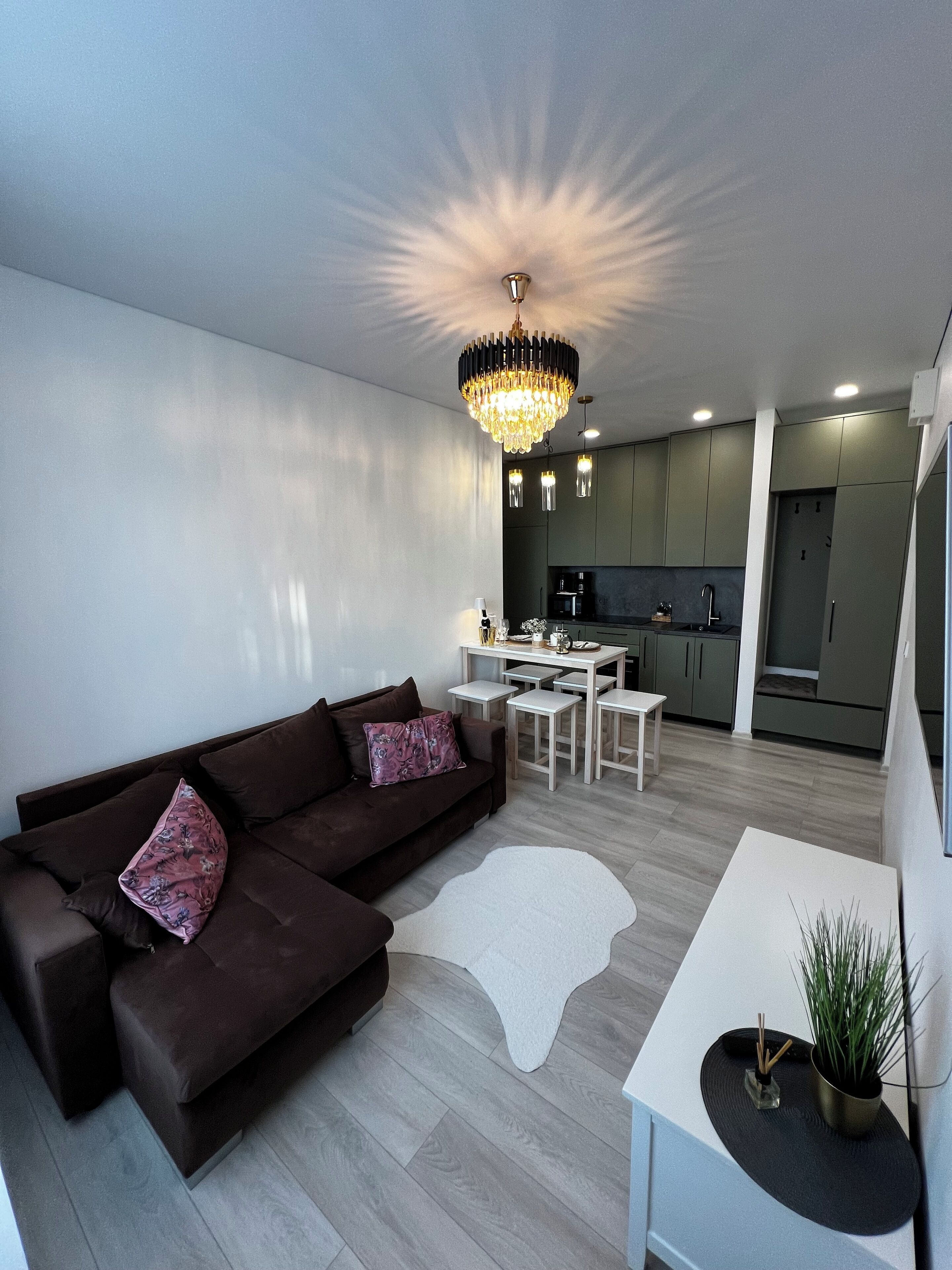 Chic Residence 4 | Bathroom | Shower, hair dryer, towels, soap