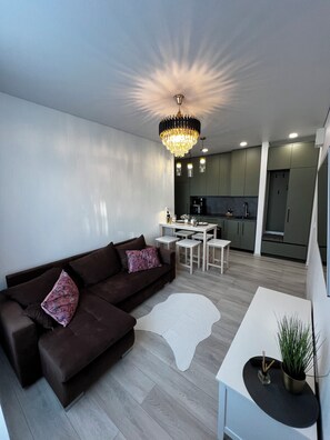 Chic Residence 4 | Bathroom | Shower, hair dryer, towels, soap - Chic Residence (Šiauliai)