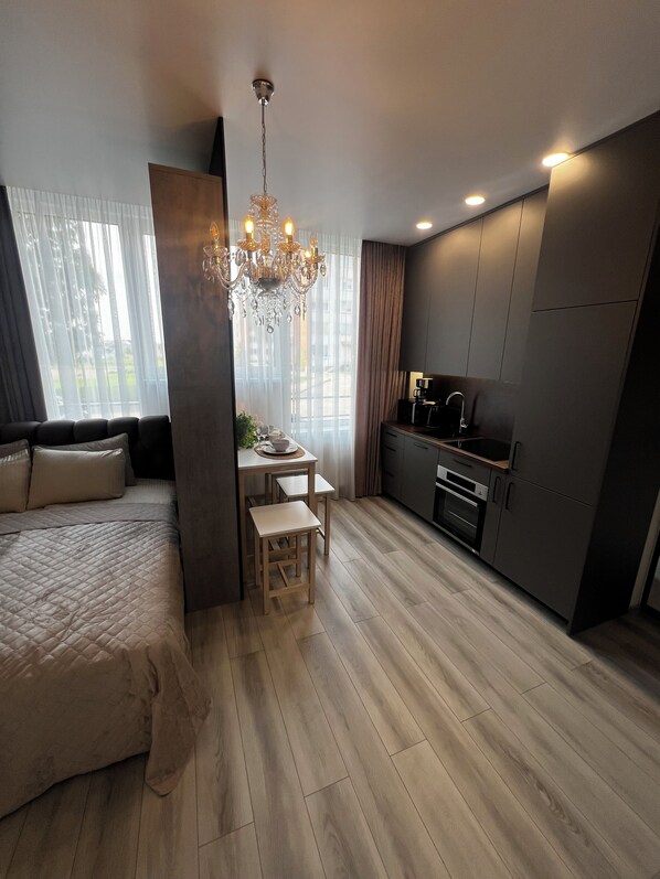 Departamento Confort, vista al jardín | Cortinas blackout y tabla de planchar con plancha