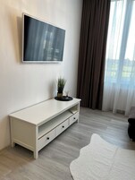 Cortinas blackout y tabla de planchar con plancha 