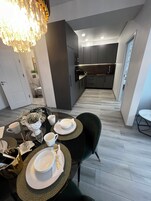 Cortinas blackout y tabla de planchar con plancha 